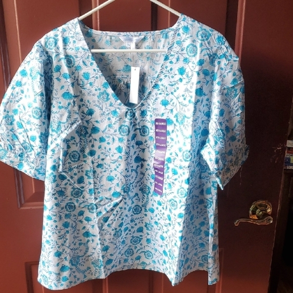 Draper JAMES Floral Blue  and White puff V Neck  Women's Top - Picture 4 of 13
